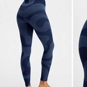 FABLETICS blue swirl leggings size Large. Sold out online length 27.5